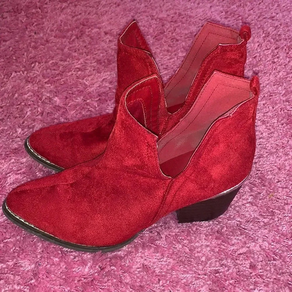Journee Collection Issla Red Ankle Bootie - Picture 4 of 6